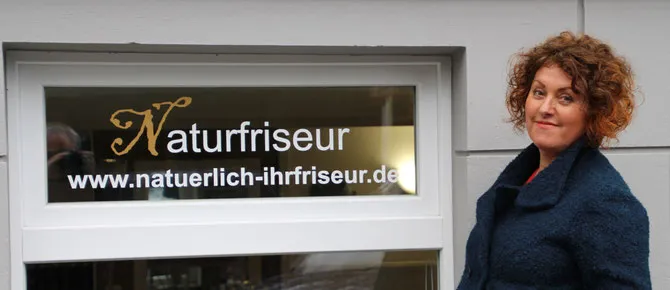 Iris Deselaers-Kus vor ihrem Friseursalon